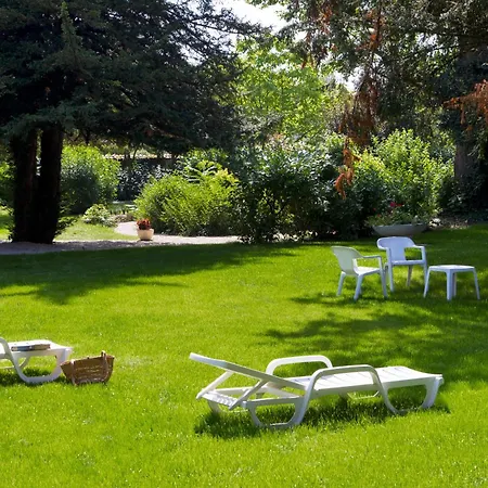 Logis La Chaumiere 호텔 3*