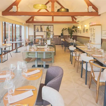 Logis La Chaumiere Hotel 3*