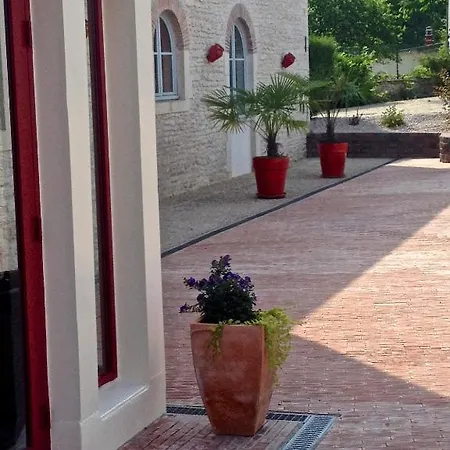 Logis La Chaumiere Hotel